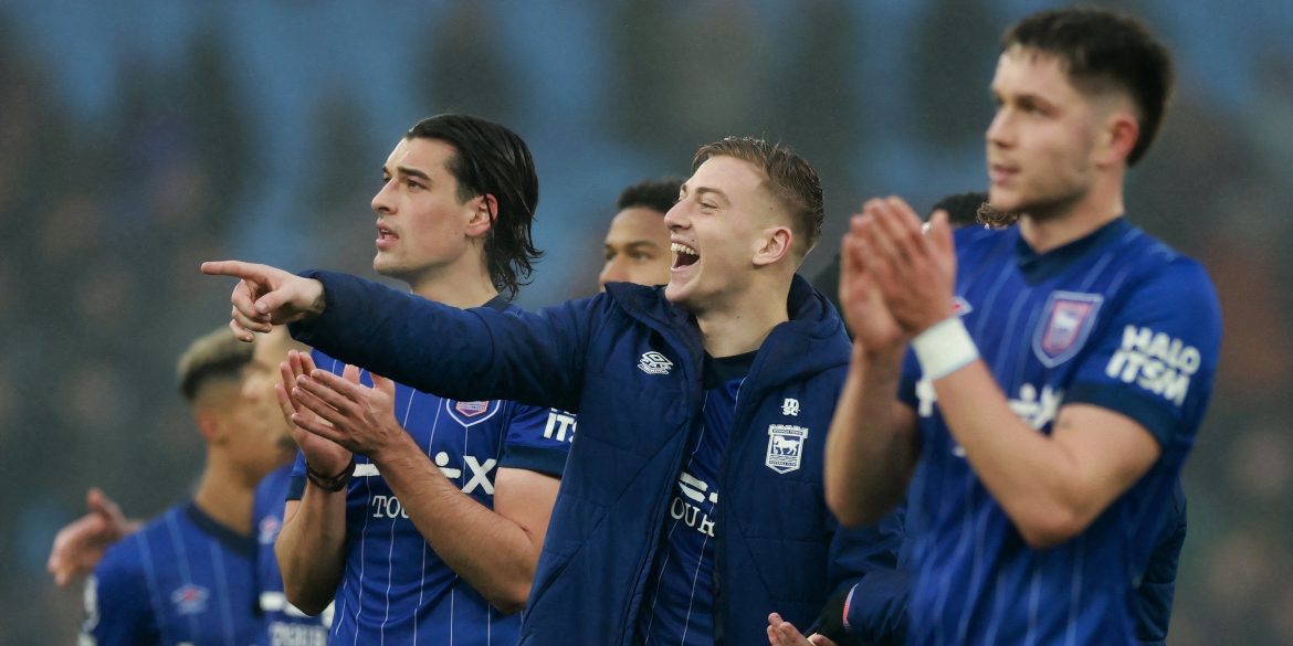 Newcastle boss Howe holds direct talks with "fantastic" £30m striker target